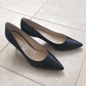 Black leather Nine West pumps Worn once Size 8